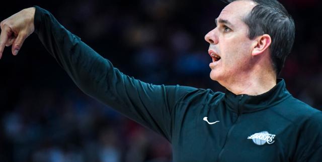 华体会官网-詹姆斯复出湖人仍难破局 沃格尔的帅位保得住吗？